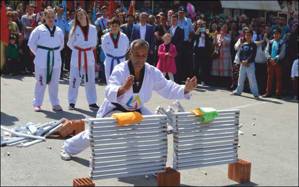 Terör olayları karşısında kardeşlik mesajı vermek için rekor denemesi yapan