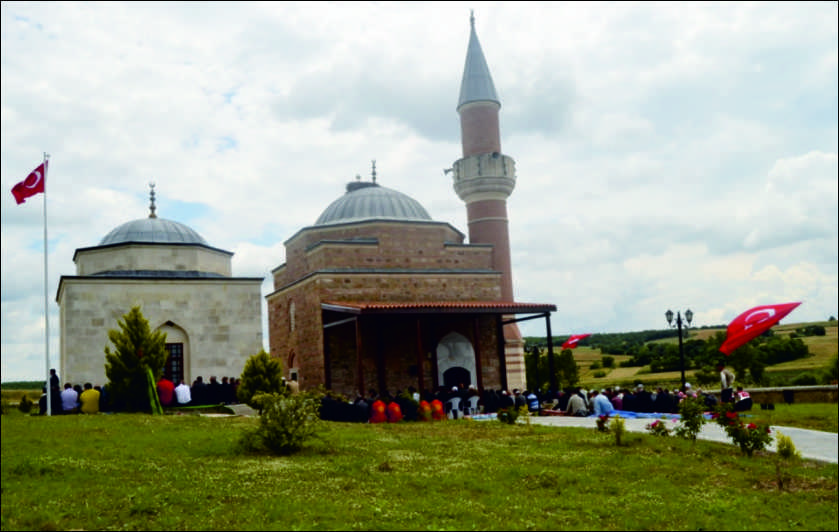 Mora fatihi Gazi Turhan Bey Uzunköprü Kırkkavak köyündeki kabri başında