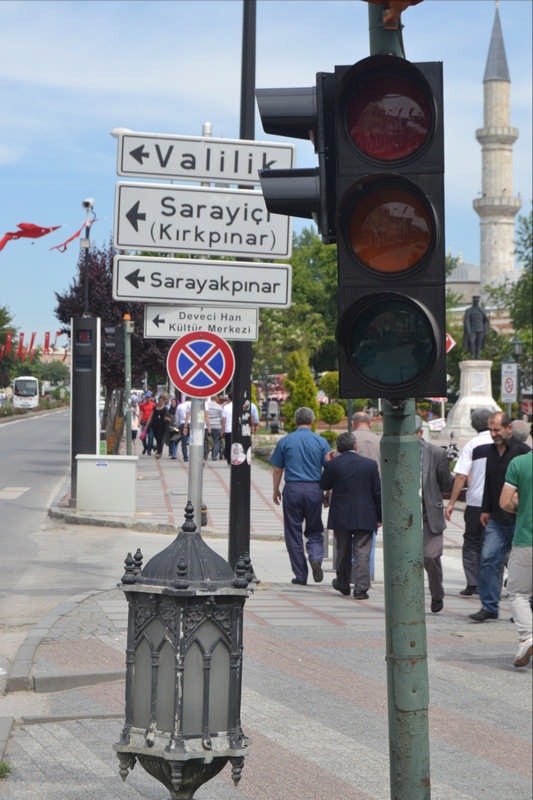 Edirne’de kent genelinde yaşanan elektrik kesintisi nedeniyle yurttaşlar, park ve