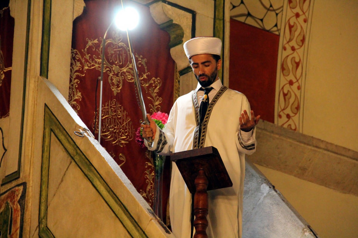 Osmanlı’da, Edirne’deki Eski Cami’de 6 asırdır süren kılıçla hutbe okuma