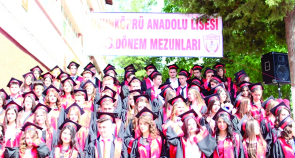 Uzunköprü Anadolu Lisesi son sınıf öğrencileri için mezuniyet töreni düzenledi.
