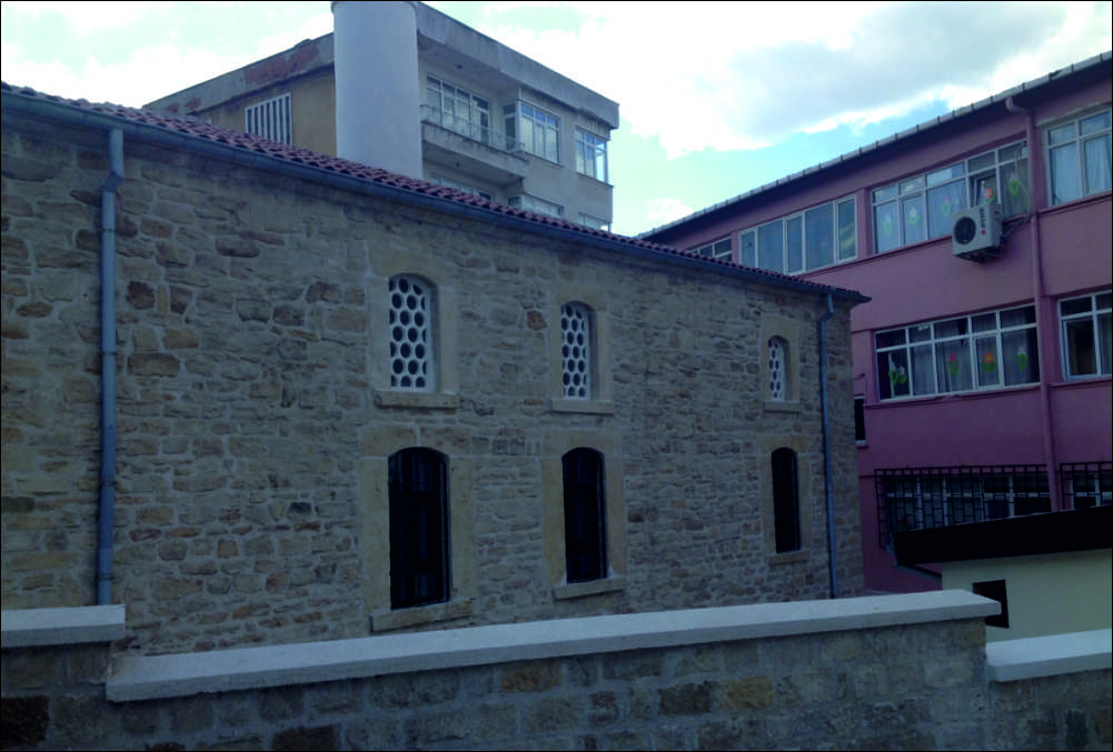 Halise Hatun mahallesinde bulunan, tarihi Halise Hatun camiinin restorasyonu vakıflar