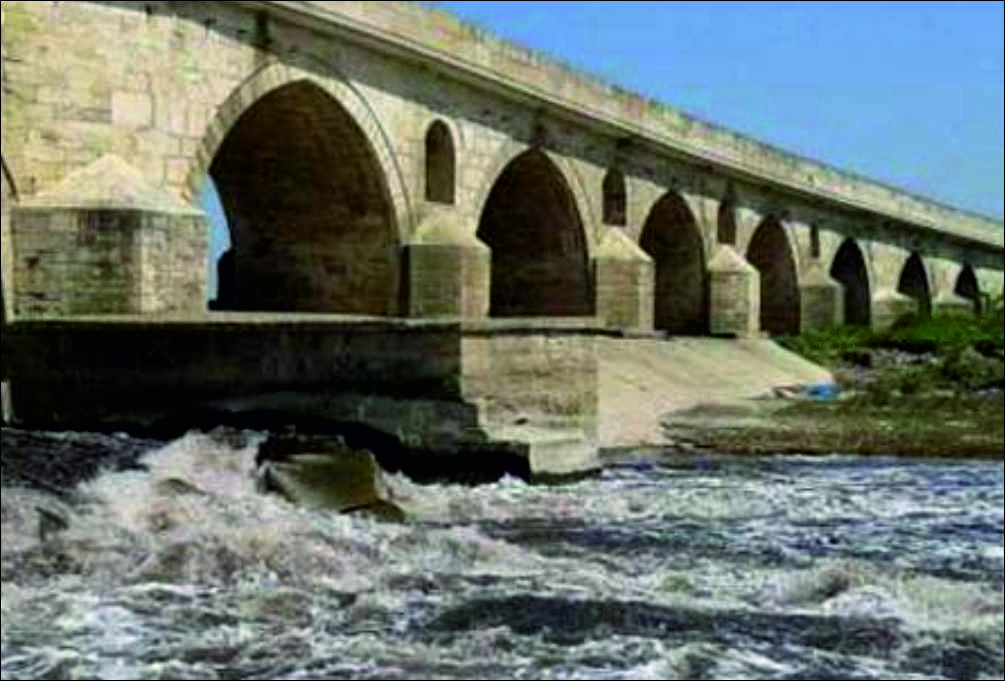 İlçemizde uzun süredir beklenen tarihi köprümüzün restorasyonu için geçtiğimiz günlerde