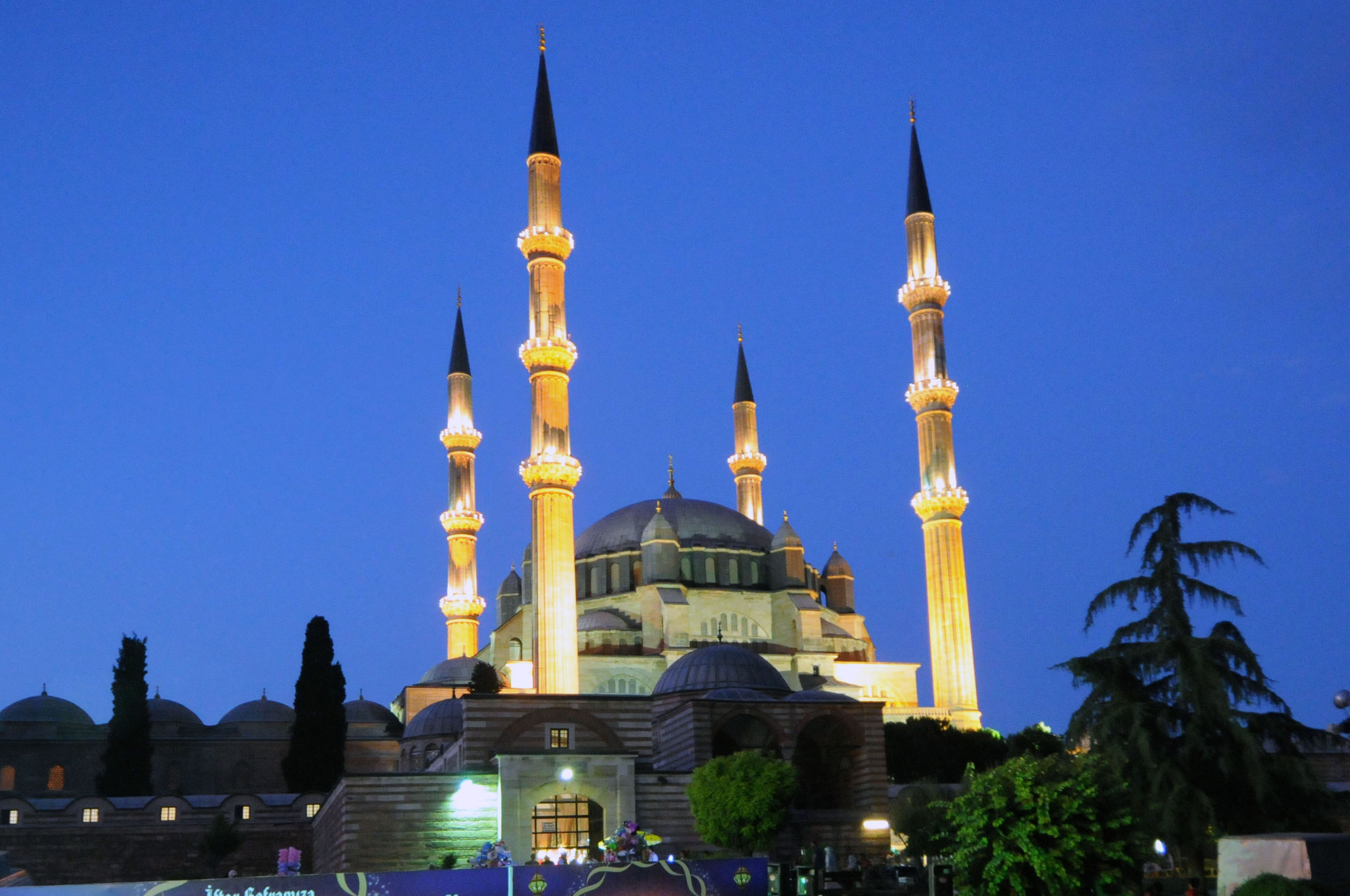 Güneşin doğuşu ile batışı hesaplanarak belirlenen imsak ve iftar vakitlerine