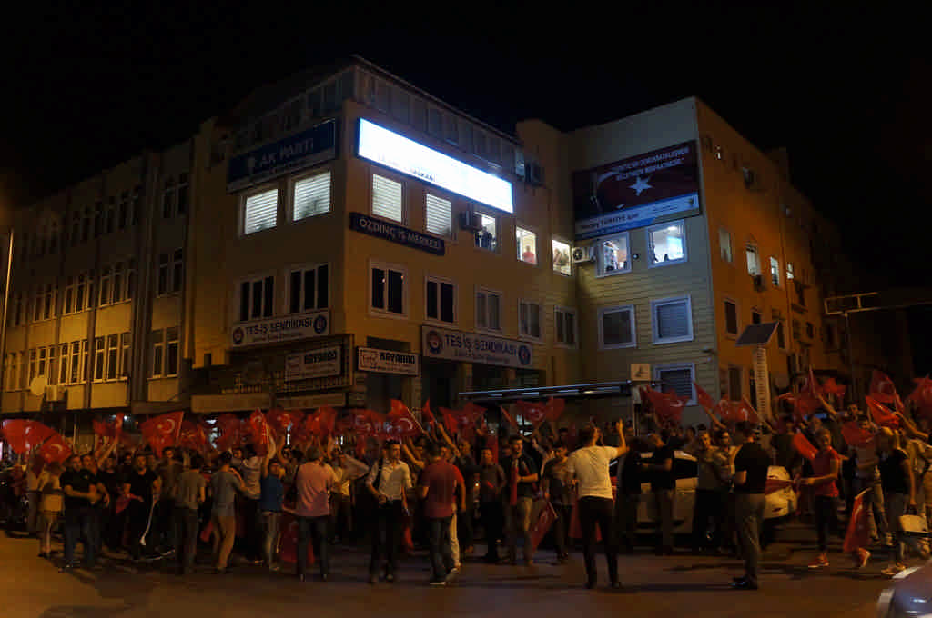 Edirne’de vatandaşlar İstanbul ve Ankara’daki askeri kalkışmaya karşı tepki göstermek
