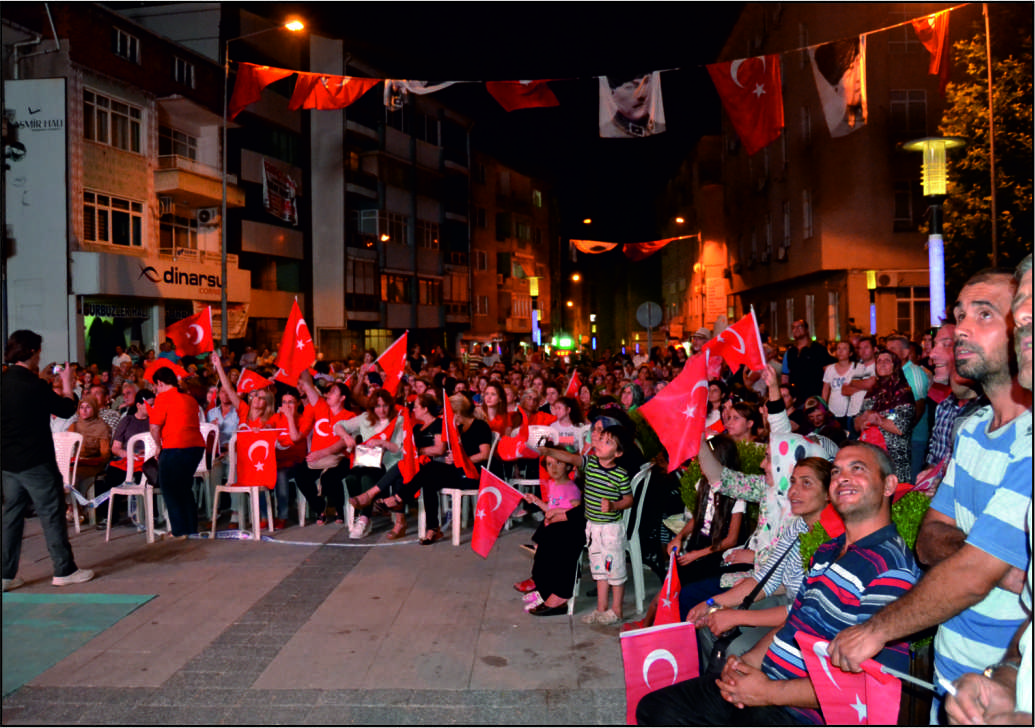 Fetullahçı Terör Örgütü’nün (FETÖ) darbe girişiminin ardından vatandaşlar Uzunköprü’de demokrasi