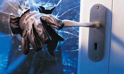 Edinilen bilgiye göre, Mesçit Mahallesi’nde bakkalı bulunan M.D, evin iş