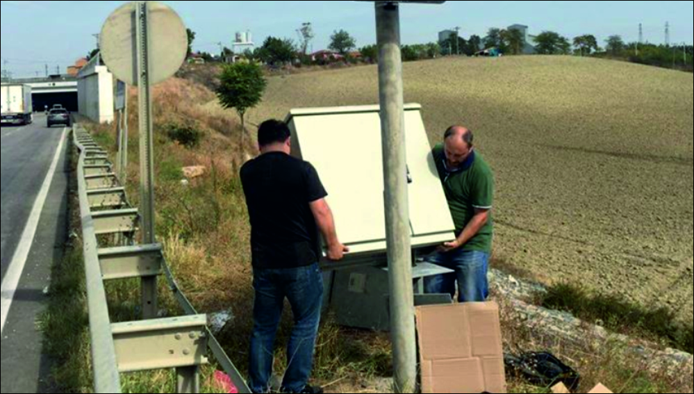 Yeni Çevreyolu’nda Uzunköprü girişindeki ışıklı kavşağın tüm elektronik sistemi belediyemizce