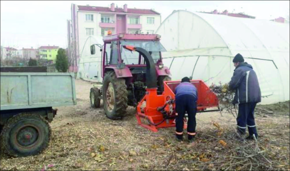 Uzunköprü Belediyesi yol kenarlarında oluşan ağaçların budanması sonrası oluşan dal