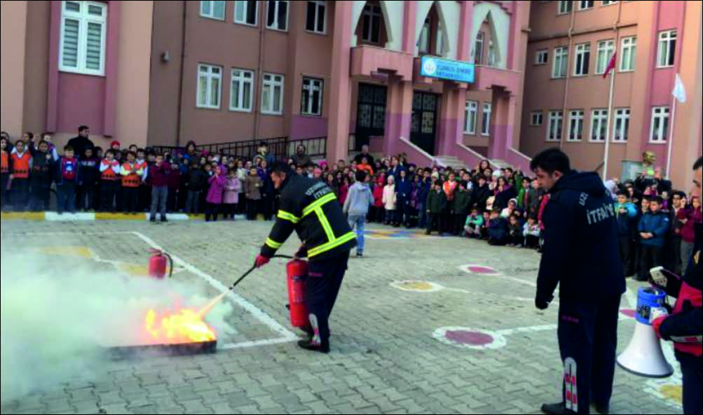 İlçemiz Demokrasi İlkokulu’nda okulda meydana gelebilecek yangınlara karşı geçtiğimiz Çarşamba