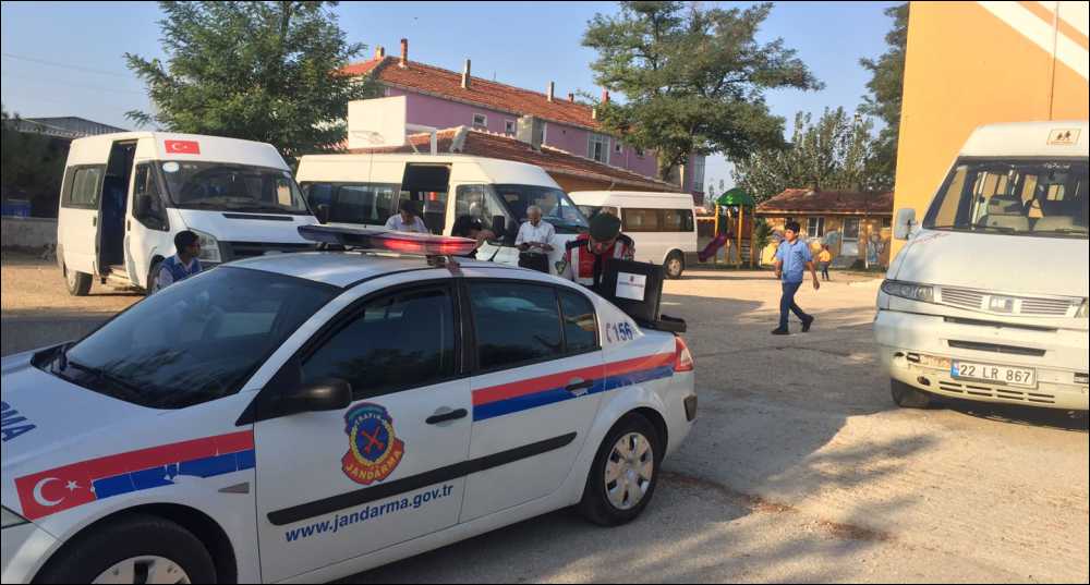 Uzunköprü İlçe Jandarma Komutanlığı okul servislerine karşı denetimleri sürdürdü. Uzunköprü