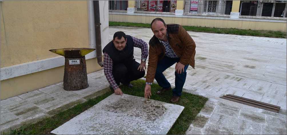 Yıllarca Karapınar Köyünde musalla taşı olarak kullanılan mermer yazıtta bulunan