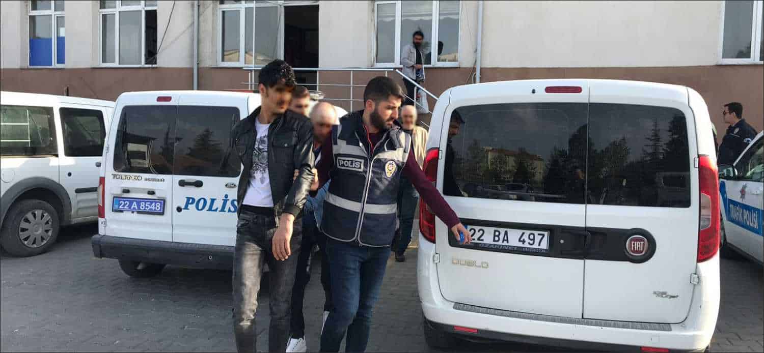 Uzunköprü İlçe Emniyet Müdürlüğü ekipleri tarafından yapılan yol kontrollerinde 2