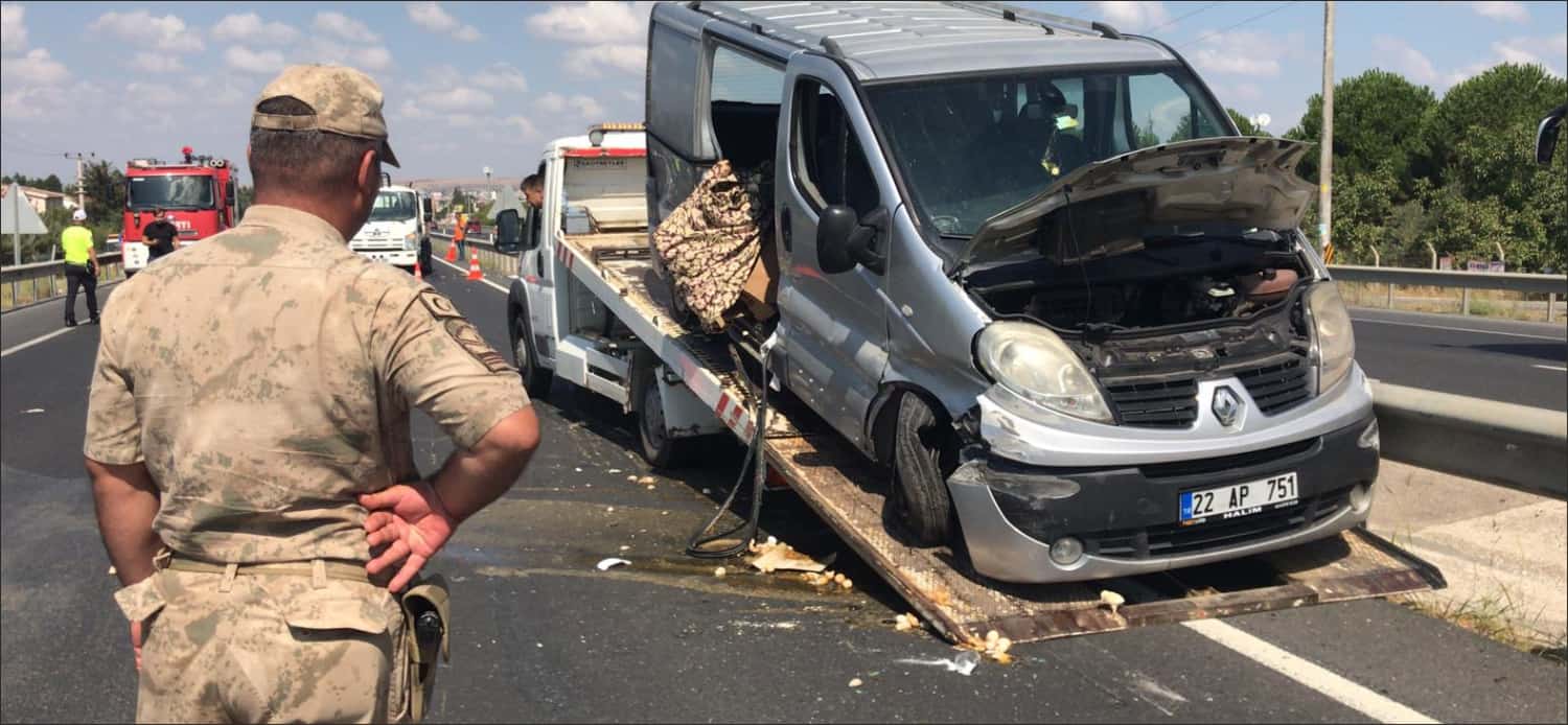 Tekirdağ’ın Marmara Ereğlisi ilçesinde sürücünün direksiyon hakimiyetini yitirdiği panelvan minibüsün
