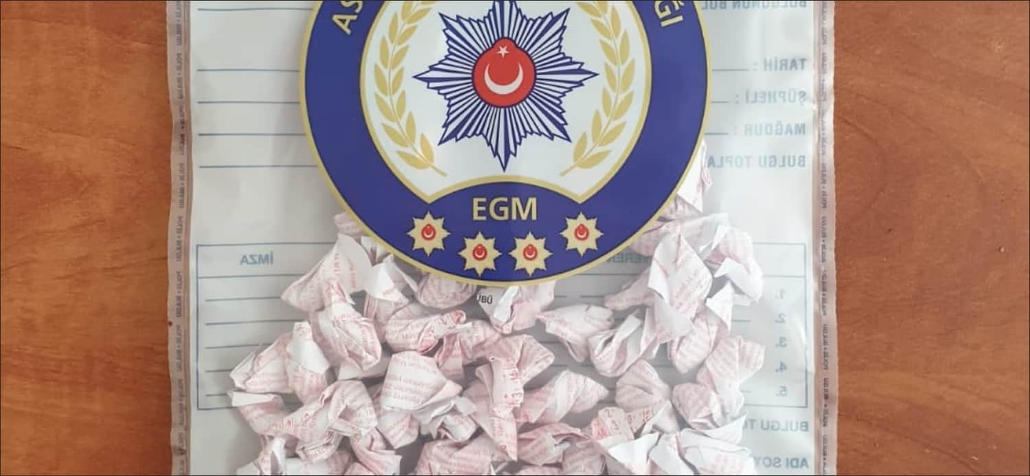 Çocuk Parkında durumundan şüphelenilen T.D. isimli şahsın üzerinde kağıtlara sarılı