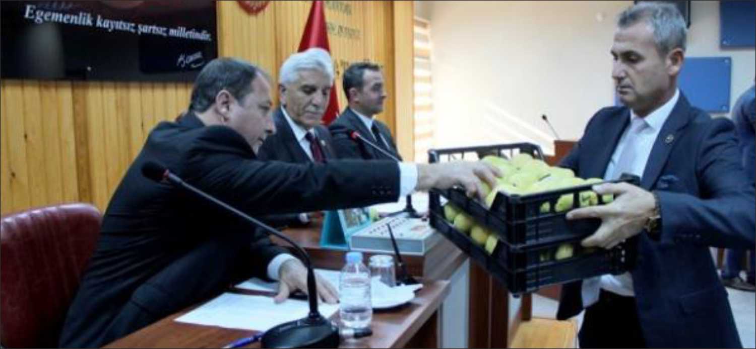 Altınyazı köyünde bölgenin en önemli armut üretici olan Naci Çalık’a