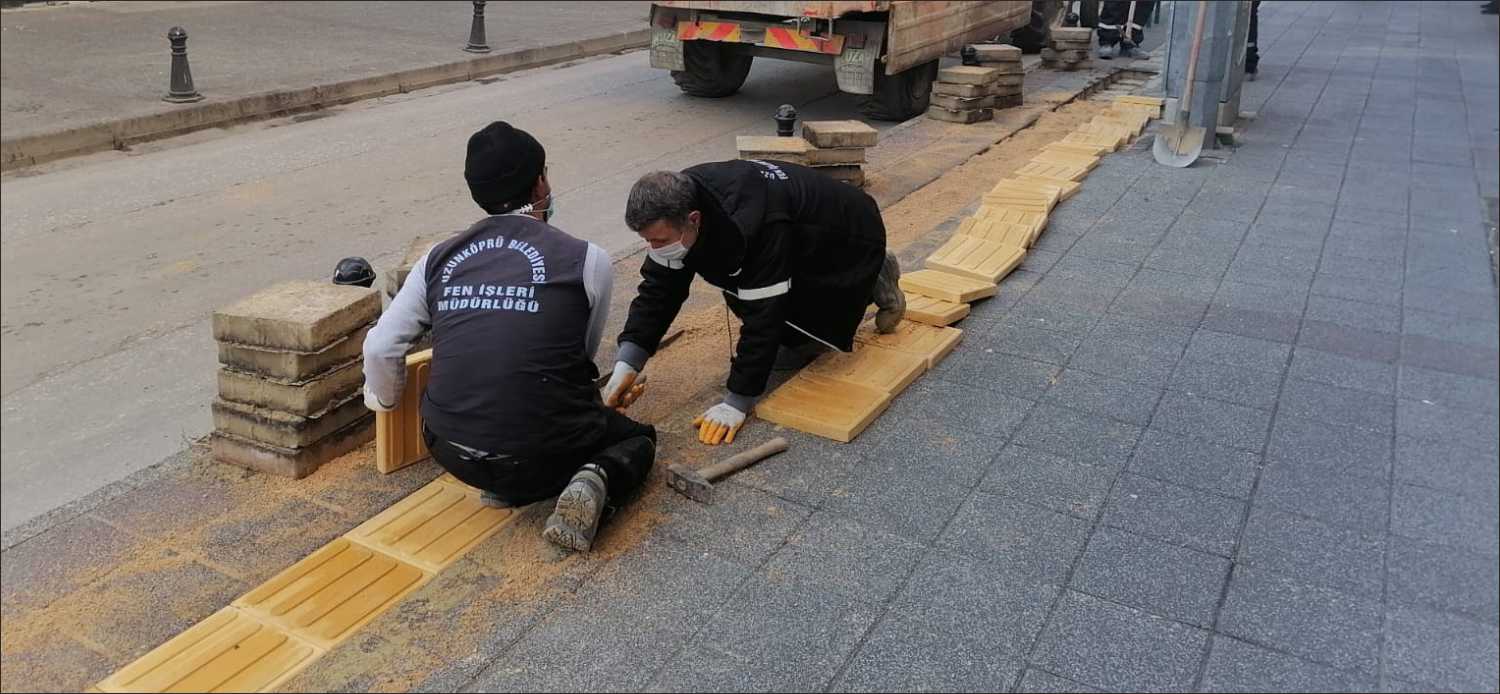 Uzunköprü Gazi Caddesi kaldırımlarının üzerinde yer alan ve fiziksel deformasyon
