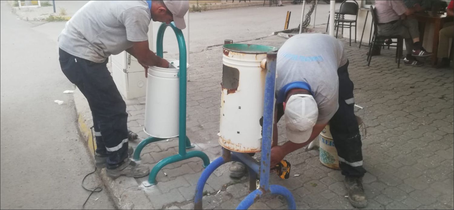 Uzunköprü Belediyesi tarafından imal edilen asma çöp kovaları, şehrin çeşitli