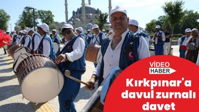 Geleneksel kıyafetlerle Edirne'nin caddelerini dolaşan Kırkpınar davul zurna ekibi, vatandaşları