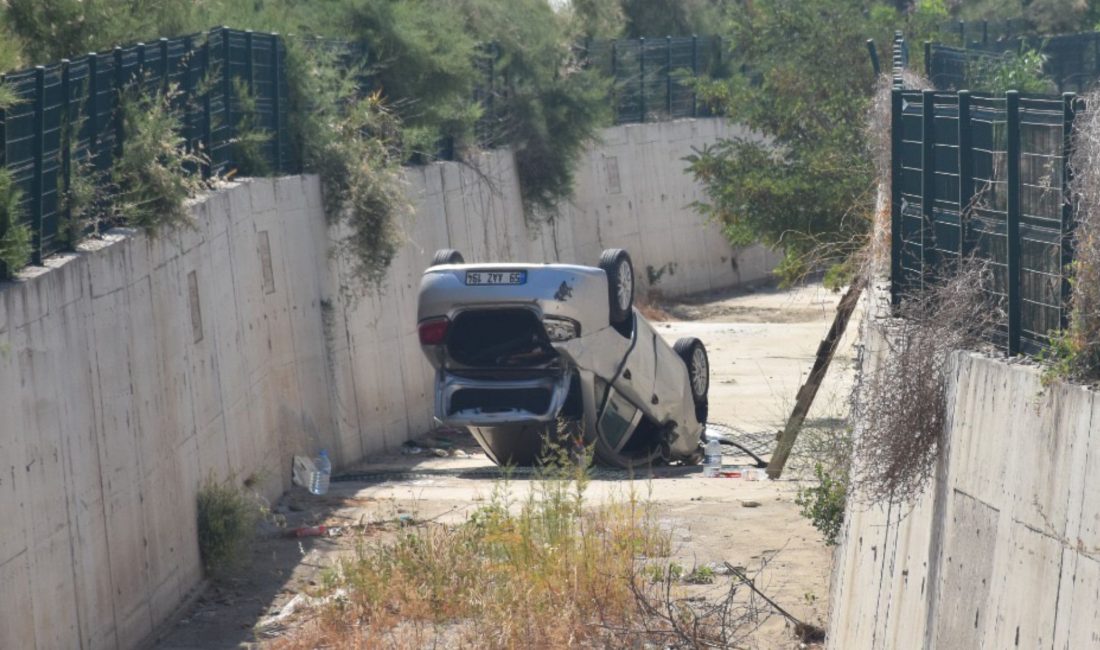 Otomobil sürücüsünün direksiyon hakimiyetini kaybetmesi sonucu su kanalına devrildi.