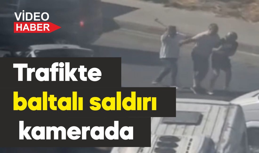 Otomobil sürücüsünün trafikte tartıştığı motosikletliye ve araya girmek isteyenlere baltayla