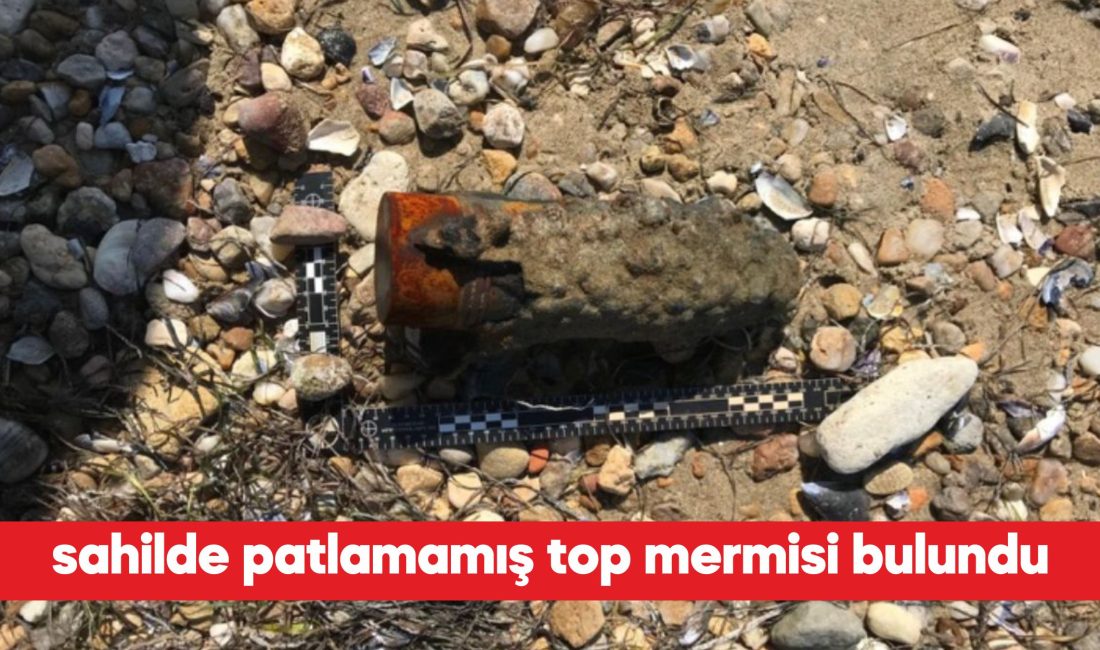 sahilde yürüyen vatandaşlar, kıyıya yakın bir noktada patlamamış top mermisi