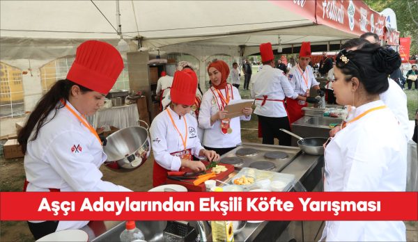 Edirne Gastronomi Festivali'nde aşçı adayları en lezzetli ekşili köfteyi yapmak