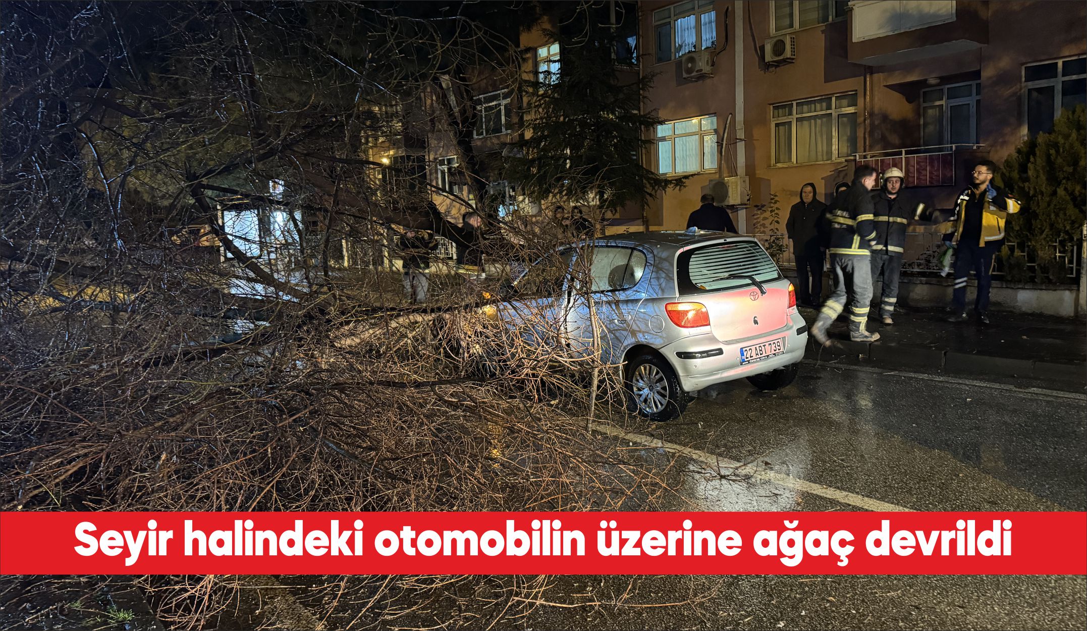 Edirne’de seyir halindeki bir otomobilin üzerine ağaç devrildi. Murat Mahallesi’nde