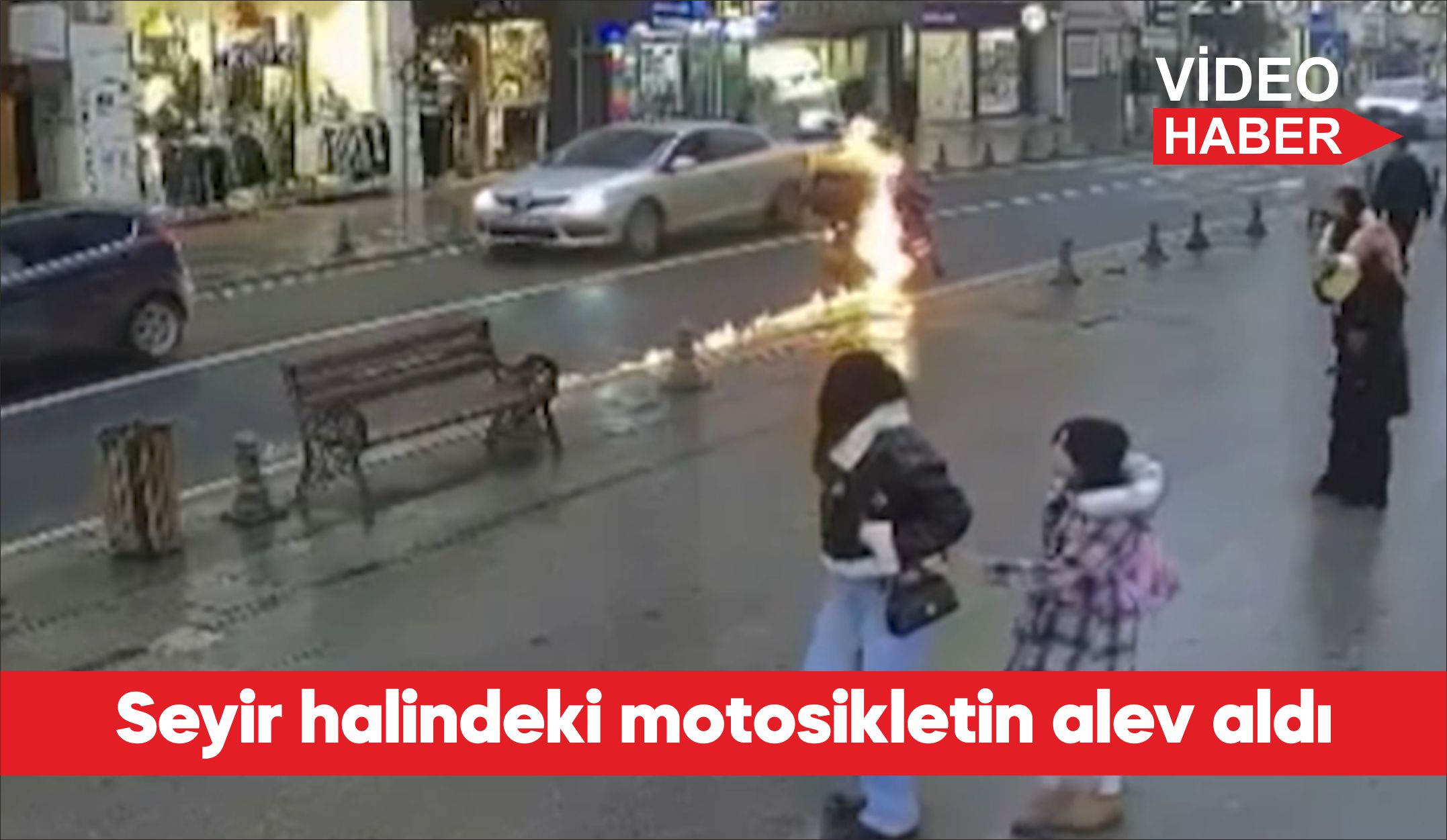 Tekirdağ’ın Çorlu ilçesinde seyir halindeyken alev alan motosiklet, çevredeki güvenlik