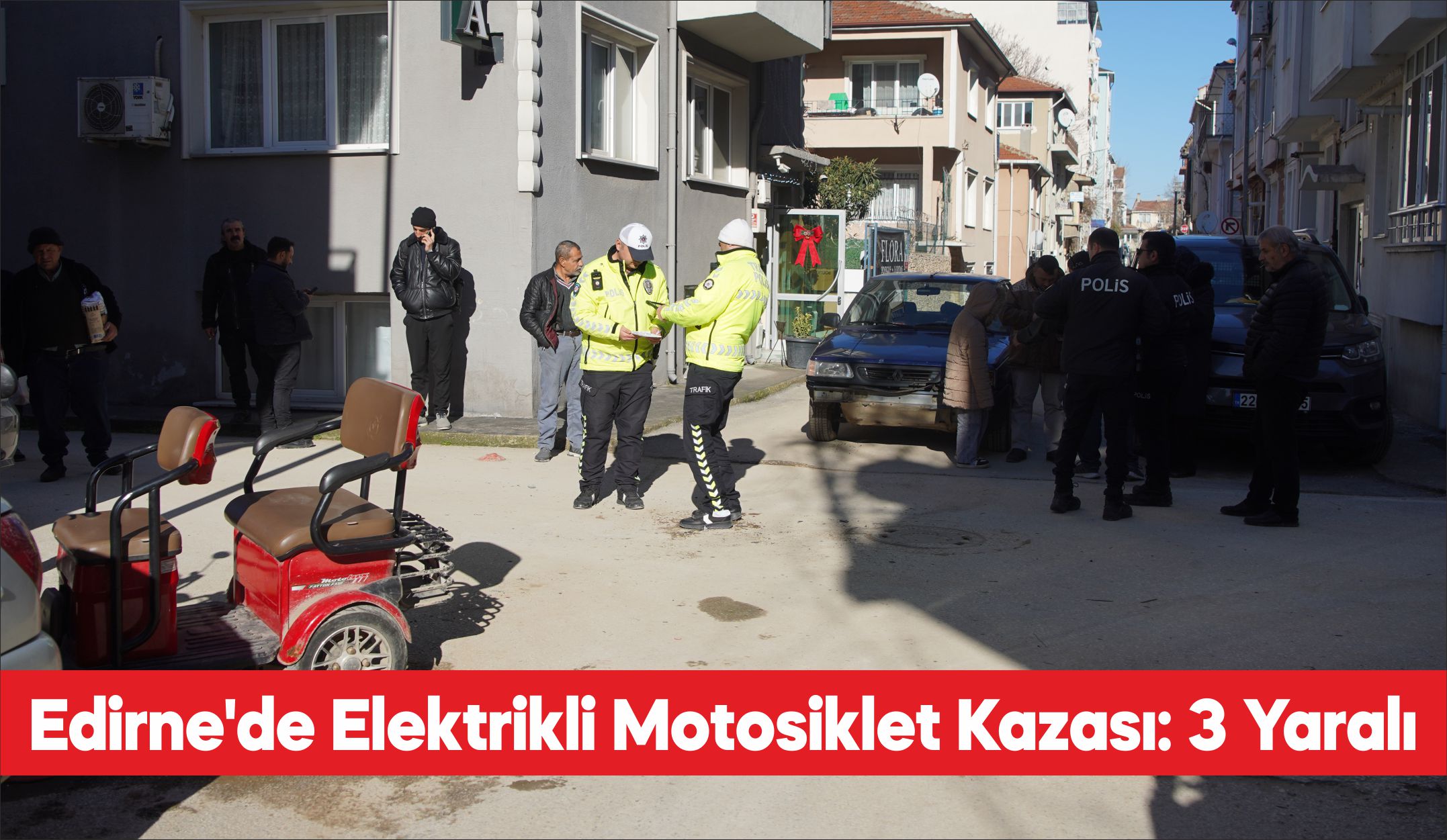 Edirne’de otomobille çarpışan elektrikli motosikletteki 3 kişi yaralandı. R.K. idaresindeki