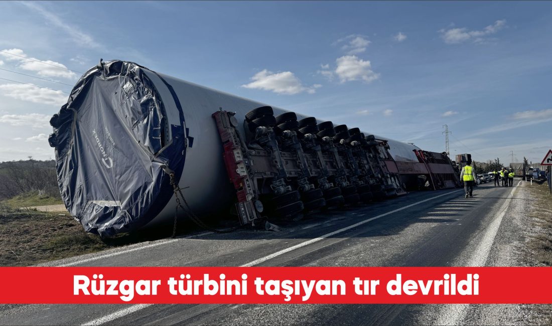 Kırklareli’nde rüzgar türbini gövdesini taşıyan tır devrildi. İ.A. idaresindeki 33