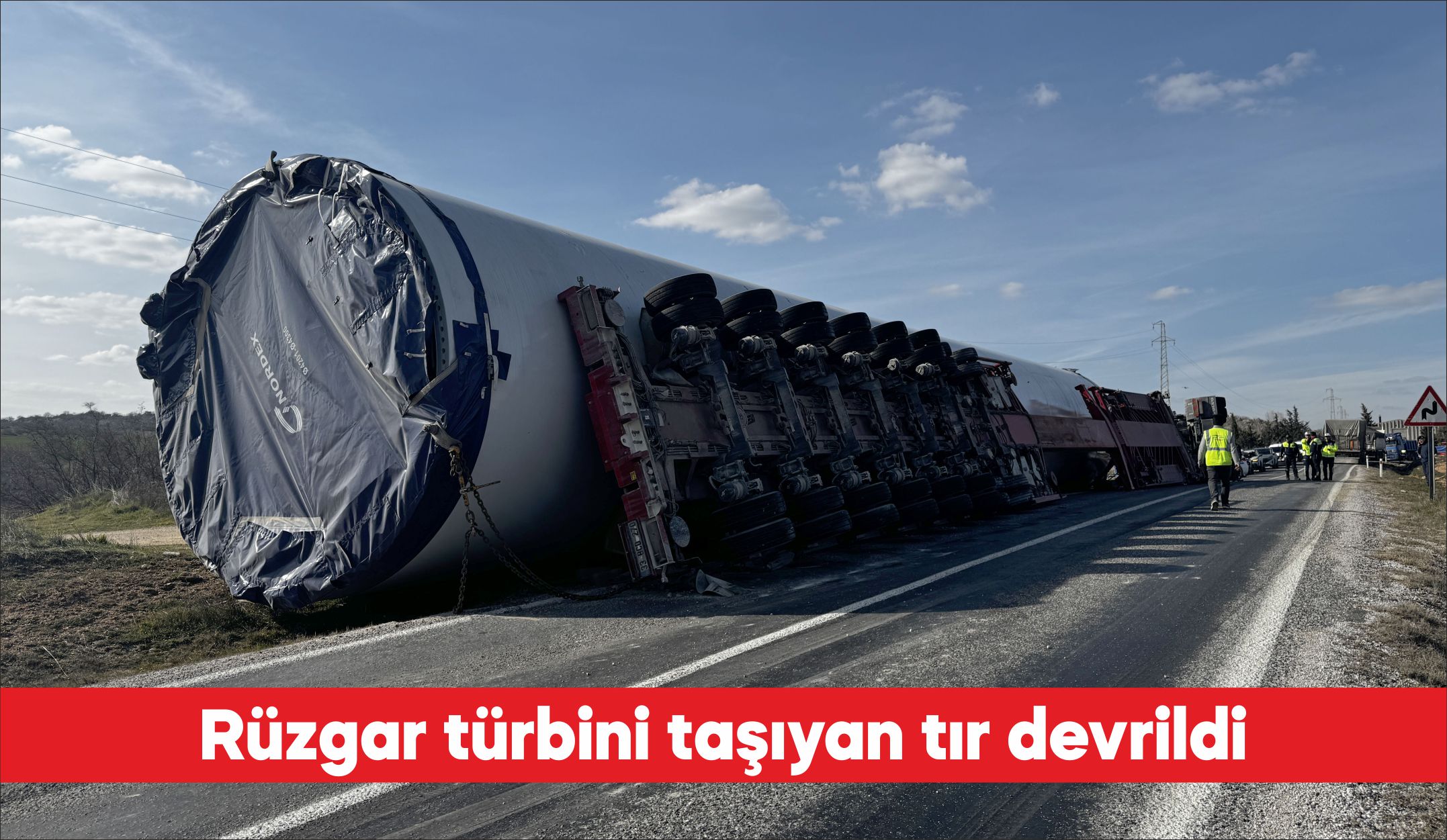 Kırklareli’nde rüzgar türbini gövdesini taşıyan tır devrildi. İ.A. idaresindeki 33