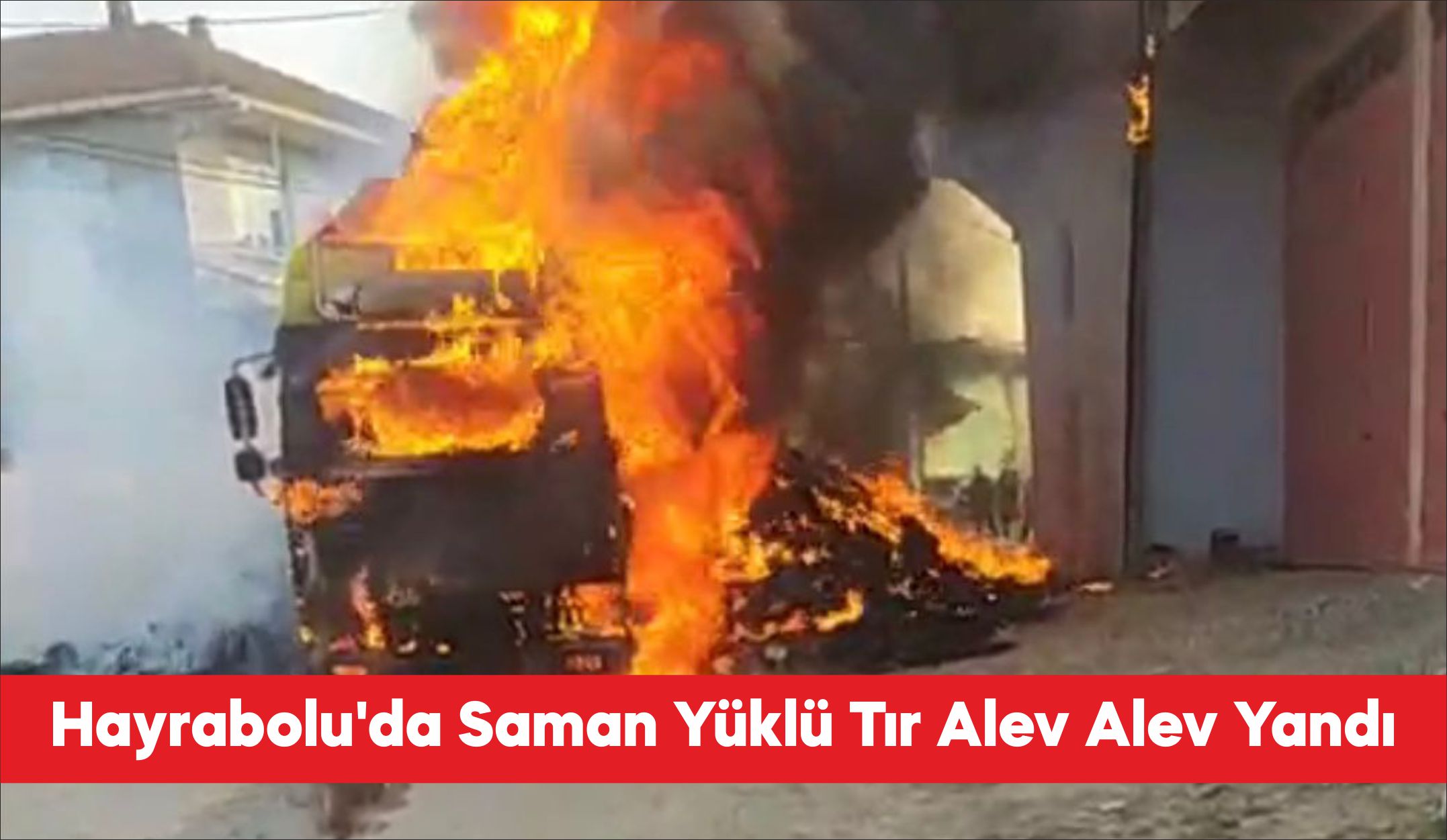 Tekirdağ’ın Hayrabolu ilçesinde saman yüklü bir tır yanarak kullanılamaz hale