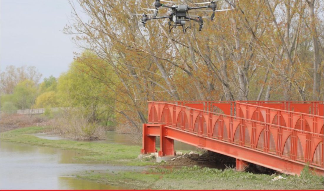 Edirne’de taşkın alanında sivrisinekle mücadele çalışmaları dronla yapılıyor. Belediyeden yapılan