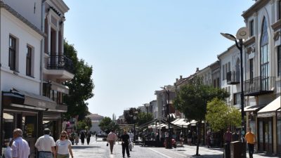 Edirne’de sokak sağlıklaştırma çalışmalarının tamamlandığı Saraçlar Caddesi’nde tabela, ilan ve