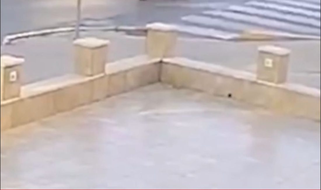 Kırklareli’nin Lüleburgaz ilçesinde otomobil ile motosikletin çarpıştığı anları güvenlik kamerası