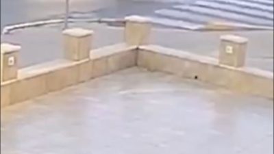 Kırklareli’nin Lüleburgaz ilçesinde otomobil ile motosikletin çarpıştığı anları güvenlik kamerası