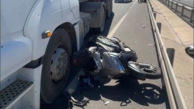 Tekirdağ’ın Çorlu ilçesinde hafriyat kamyonuyla çarpışan motosikletin sürücüsü yaralandı. Çorlu-Ergene