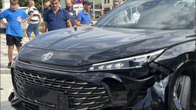 Edirne’de trafiğe kapalı olan caddeye giren otomobilin dubalara çarpması sonucu