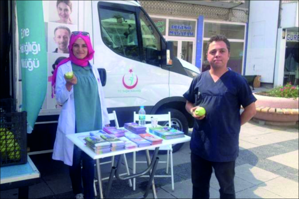 Uzunköprü İlçe Sağlık Müdürlüğü Adalet Meydanında Yeşil elma dağıttı Halk Sağlığı Haftası dolayısıyla Uzunköprü İlçe Sağlık Müdürlüğü tarafından Adalet