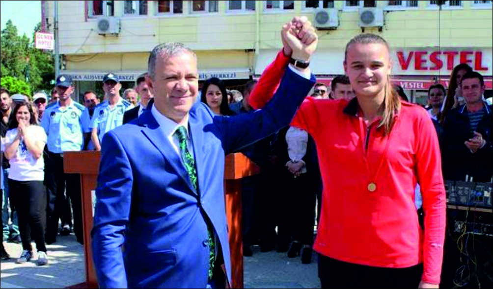 Uzunköprü Belediyesinden Spor Kulüplerine Büyük Destek Uzunköprü Belediyesi 2016 yılında spora verdiği destekle takdir topladı. Uzunköprü