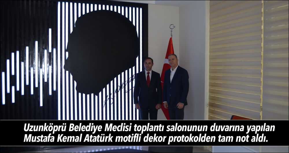 Uzunköprü Belediye Meclisi toplantı salonunun duvarına yapılan Mustafa Kemal Atatürk