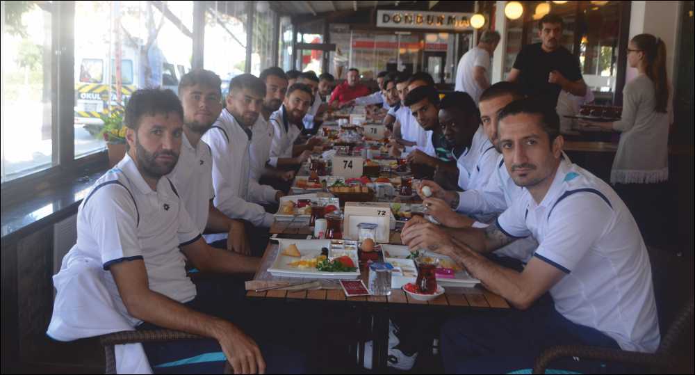 Uzunköprüspor’da kahvaltı geleneği sürüyor Bölgesel Amatör (BAL) Liginde 2. sezonu yaşayacak olan Uzunköprüspor, 2017-18