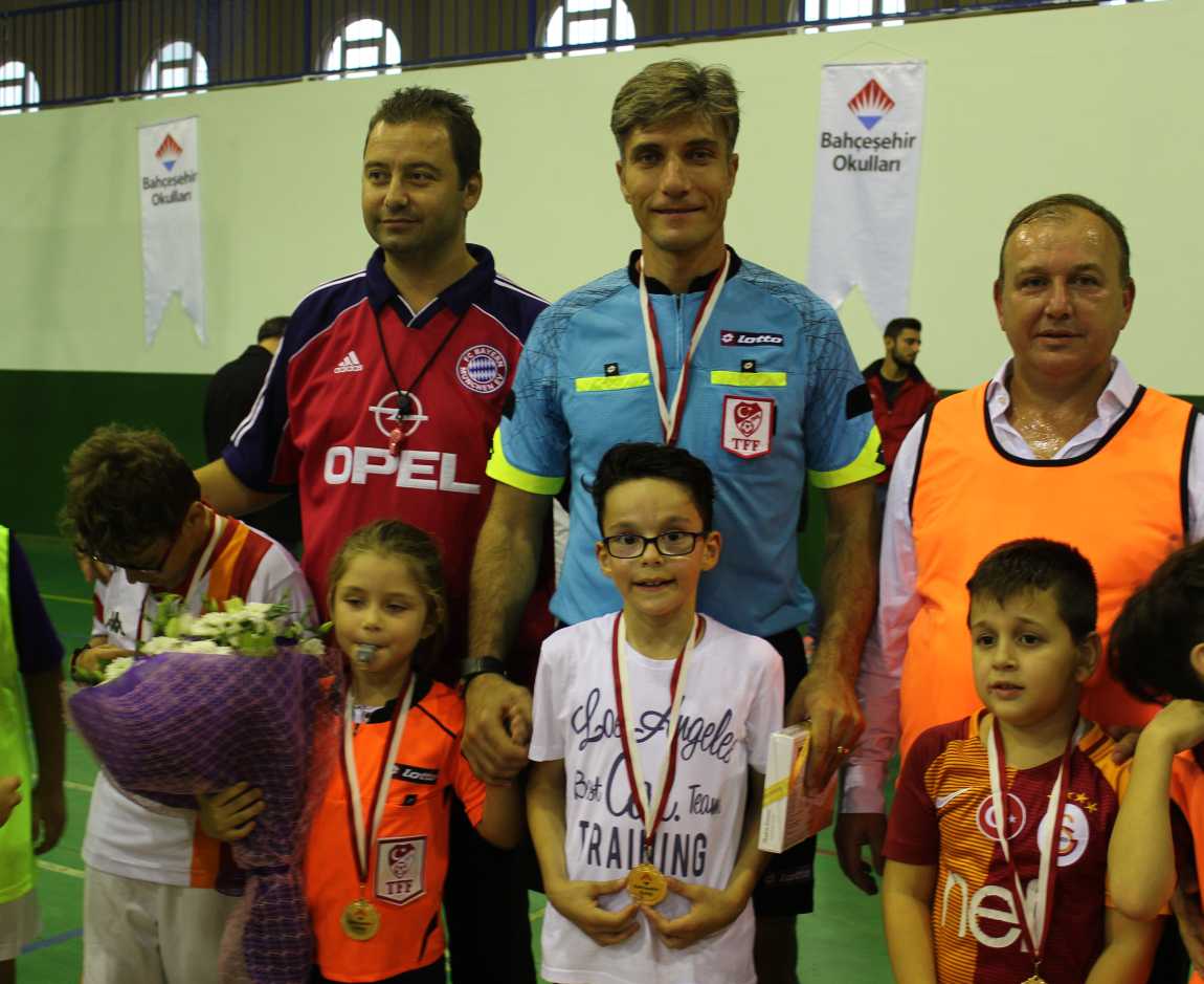 Edirne’de, bir okulda baba ve oğullarından oluşan takımların karşılaştığı futbol