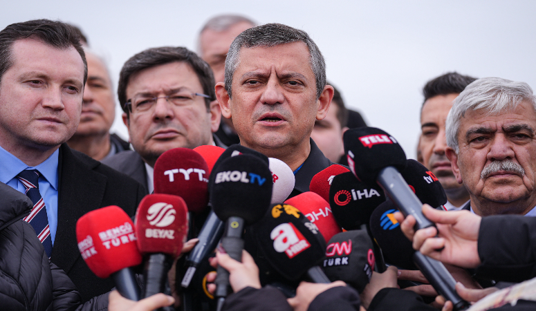 CHP Genel Başkanı Özgür Özel, yolsuzluk soruşturması kapsamında tutuklanan ve