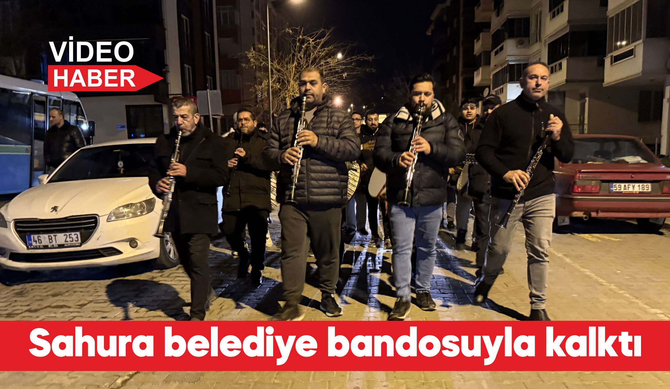 Tekirdağ’da vatandaşlar, Süleymanpaşa Belediyesi tarafından oluşturulan “sahur bandosu”nun çaldığı marşlarla