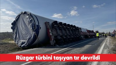 Kırklareli’nde rüzgar türbini gövdesini taşıyan tır devrildi. İ.A. idaresindeki 33