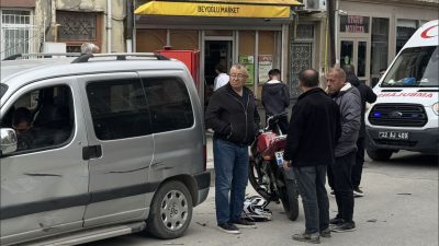 Edirne’de elektrikli bisikletle motosikletin çarpıştığı kaza güvenlik kamerasınca kaydedildi. U.G.