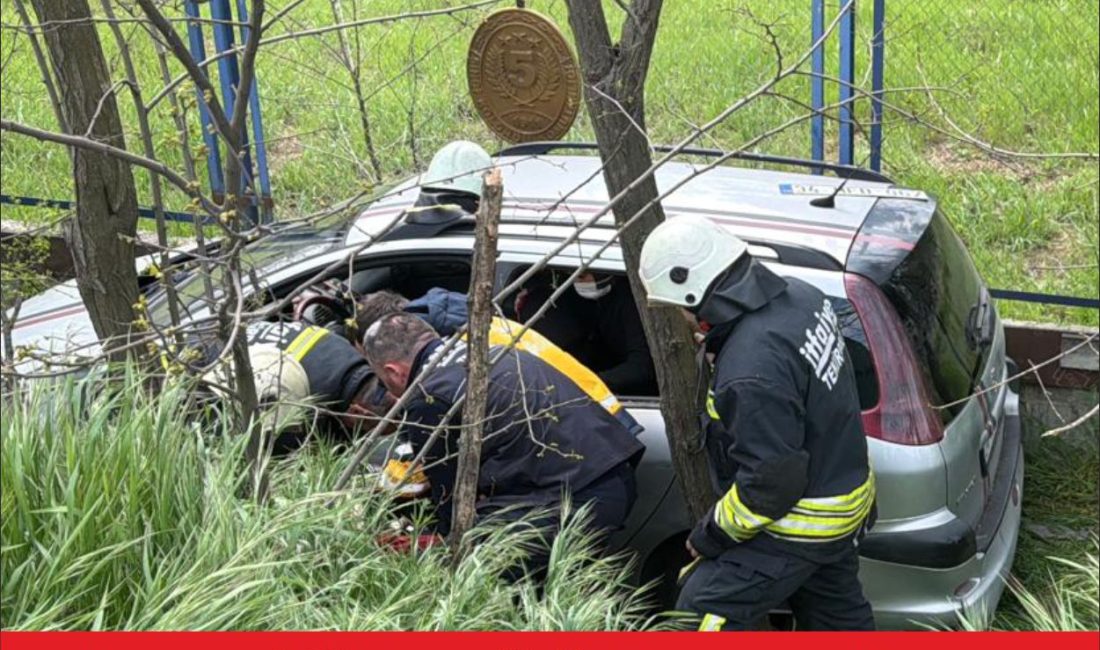Tekirdağ’ın Çorlu ilçesinde devrildikten sonra duvara çarpan otomobilin sürücüsü hastanede