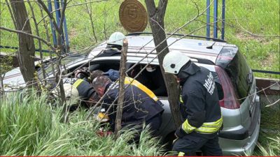 Tekirdağ’ın Çorlu ilçesinde devrildikten sonra duvara çarpan otomobilin sürücüsü hastanede